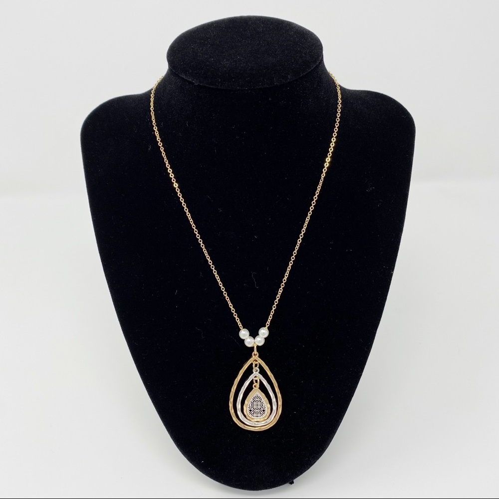 Gold necklace with pearl accents